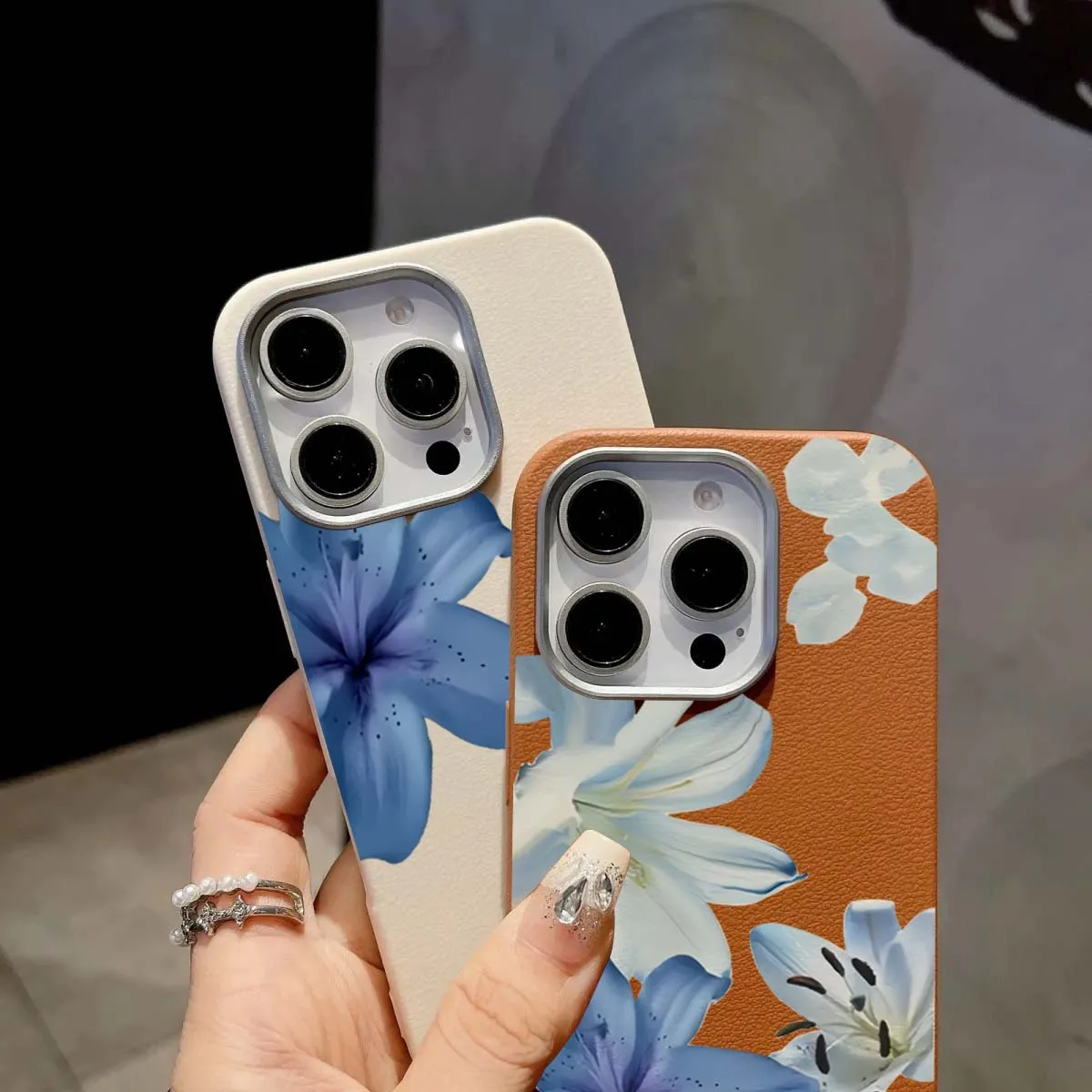 Elegant Blue Lily Fashion Patt - Phone Cases Blue recension och pris